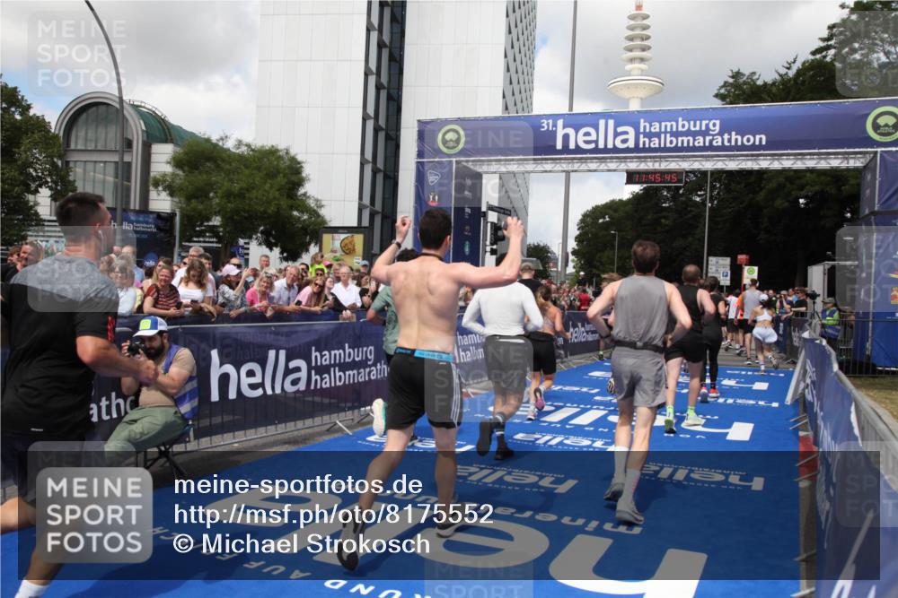 29.06.2025 - hella hamburg halbmarathon Michael Strokosch http://msf.ph/oto/8175552 29.06.2025 11:45:43 Ziel 2134, 4325, 4972, 6397, 7983, 11332, 11801, 11831, 12654, 12687, 12688, 13806, 13830, 14405, 14558, 14856, 15543, 15688, 15933, 16552 meine-sportfotos.de