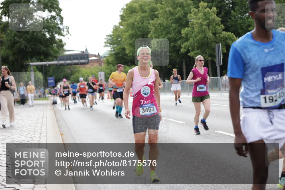 29.06.2025 - hella hamburg halbmarathon Jannik Wohlers http://msf.ph/oto/8175576 29.06.2025 10:22:22 Lombardsbrücke 1029, 2294, 2479, 2766, 2886, 3003, 3600, 3601, 5223, 5343, 5629, 5798, 6899, 7188, 7190, 7276, 7529, 7925, 8355, 8931, 9256, 9392, 10086, 10573, 10826, 10902, 11665, 12190, 12592, 13921, 14525, 14633, 14801, 14906, 15469, 15870, 16618, 16801 meine-sportfotos.de