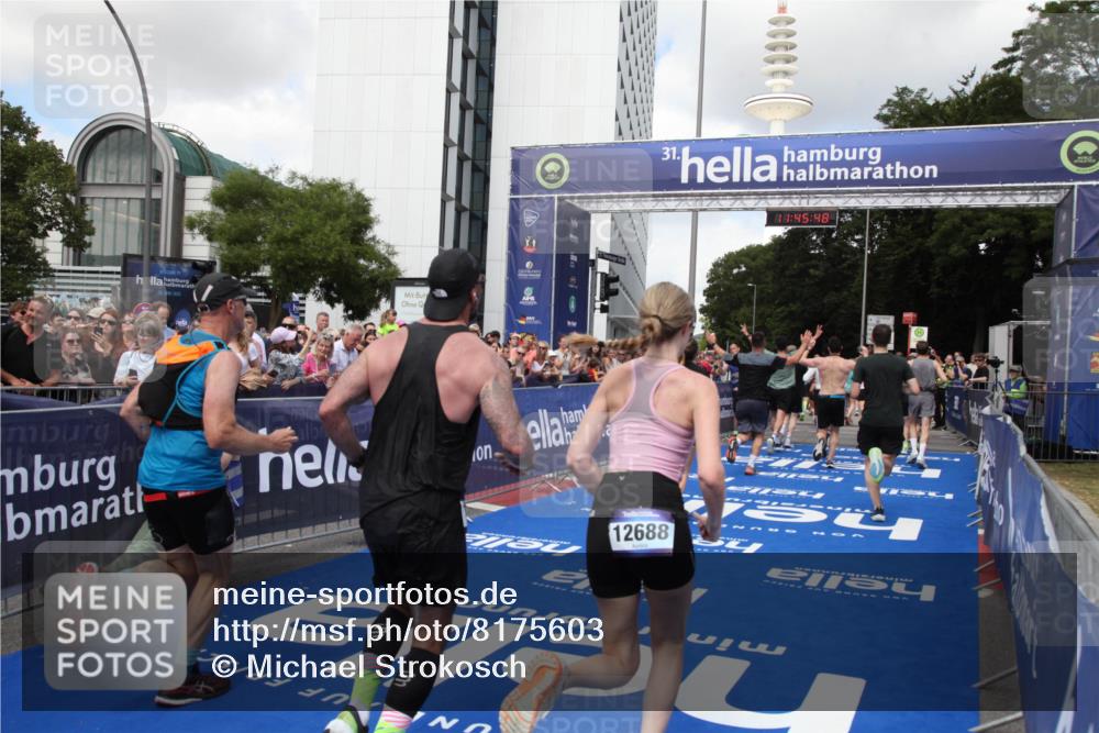 29.06.2025 - hella hamburg halbmarathon Michael Strokosch http://msf.ph/oto/8175603 29.06.2025 11:45:45 Ziel 2134, 4325, 4972, 5059, 7983, 11332, 11801, 11831, 12654, 12687, 12688, 13806, 13830, 14405, 14856, 15543, 15688, 15933, 16390, 16552 meine-sportfotos.de