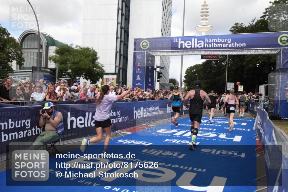 29.06.2025 - hella hamburg halbmarathon Michael Strokosch http://msf.ph/oto/8175626 29.06.2025 11:45:47 Ziel 2134, 4325, 5059, 5268, 6344, 7983, 11332, 11801, 11831, 12687, 12688, 13806, 14856, 15543, 15688, 16390, 16552, 17288, 17943 meine-sportfotos.de