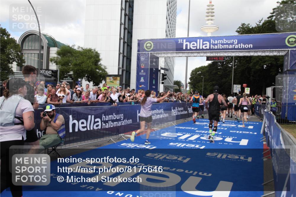 29.06.2025 - hella hamburg halbmarathon Michael Strokosch http://msf.ph/oto/8175646 29.06.2025 11:45:48 Ziel 2134, 4325, 5059, 5268, 6344, 7983, 9937, 11332, 11464, 11801, 12687, 12688, 13806, 14856, 15688, 16390, 16552, 16839, 17288, 17943 meine-sportfotos.de