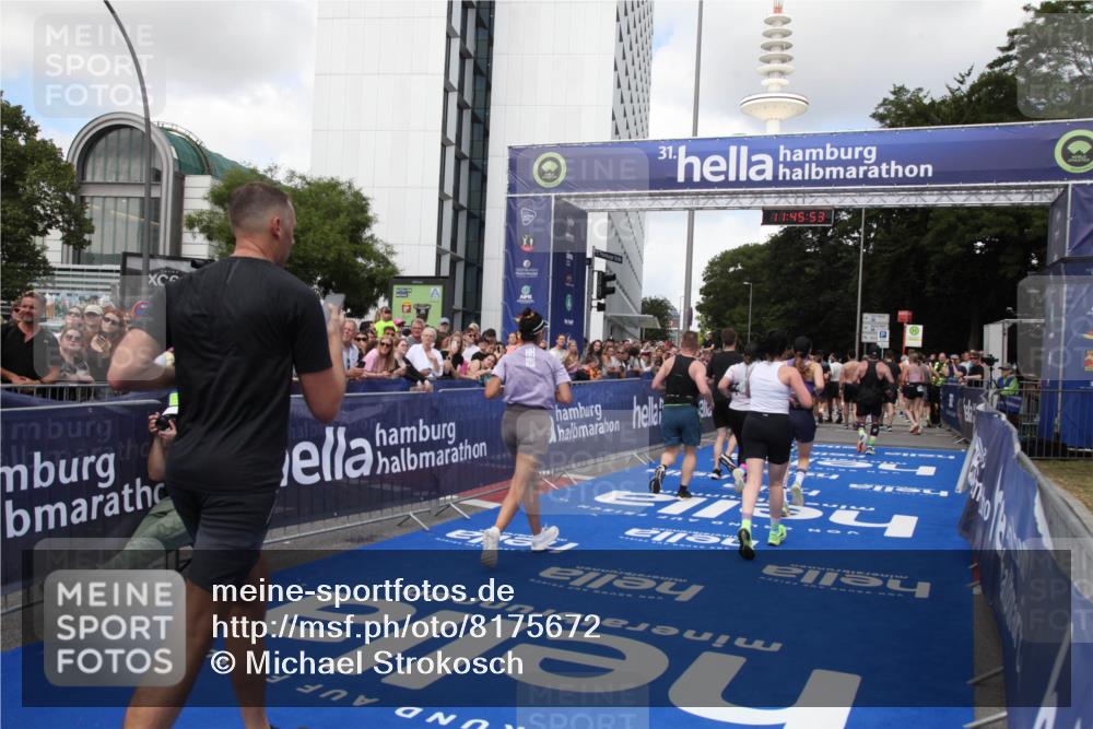 29.06.2025 - hella hamburg halbmarathon Michael Strokosch http://msf.ph/oto/8175672 29.06.2025 11:45:51 Ziel 5059, 5268, 5355, 6344, 6680, 7073, 9937, 11464, 12687, 12688, 13902, 15318, 16002, 16390, 16839, 17122, 17288, 17943, 18280 meine-sportfotos.de