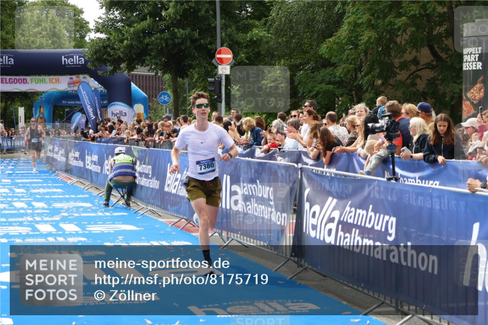 29.06.2025 - hella hamburg halbmarathon Zöllner http://msf.ph/oto/8175719 29.06.2025 10:26:29 Ziel 7380, 14728, 17040 meine-sportfotos.de