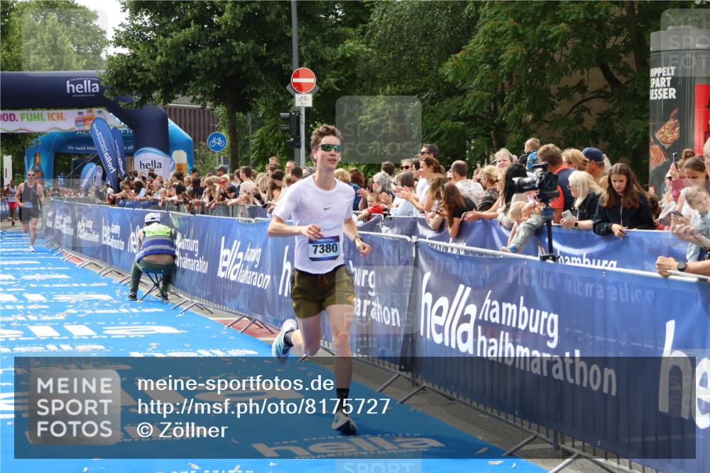 29.06.2025 - hella hamburg halbmarathon Zöllner http://msf.ph/oto/8175727 29.06.2025 10:26:30 Ziel 7380, 14728, 17040 meine-sportfotos.de