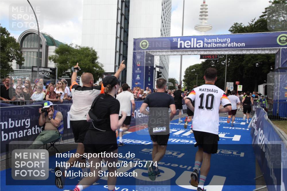 29.06.2025 - hella hamburg halbmarathon Michael Strokosch http://msf.ph/oto/8175774 29.06.2025 11:45:55 Ziel 1618, 2491, 5268, 5355, 5875, 6344, 6379, 6680, 7073, 9937, 11464, 13877, 13902, 15318, 16002, 16258, 16297, 16360, 16839, 17122, 17288, 17943, 18280 meine-sportfotos.de