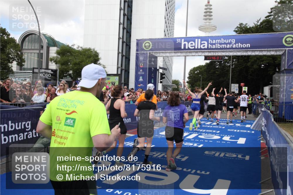 29.06.2025 - hella hamburg halbmarathon Michael Strokosch http://msf.ph/oto/8175916 29.06.2025 11:45:59 Ziel 1618, 2491, 2976, 3216, 5875, 6379, 8560, 8674, 10001, 10644, 13877, 14776, 16002, 16258, 16297, 16360, 17122, 18280 meine-sportfotos.de