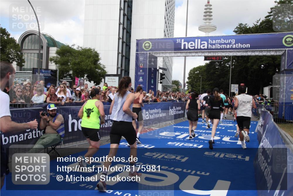 29.06.2025 - hella hamburg halbmarathon Michael Strokosch http://msf.ph/oto/8175981 29.06.2025 11:46:05 Ziel 2113, 2552, 2976, 3216, 3242, 6161, 6200, 7585, 8560, 8674, 8811, 10001, 10644, 11244, 13456, 13773, 14776, 15551, 15588, 15762, 16632, 16837, 18482 meine-sportfotos.de