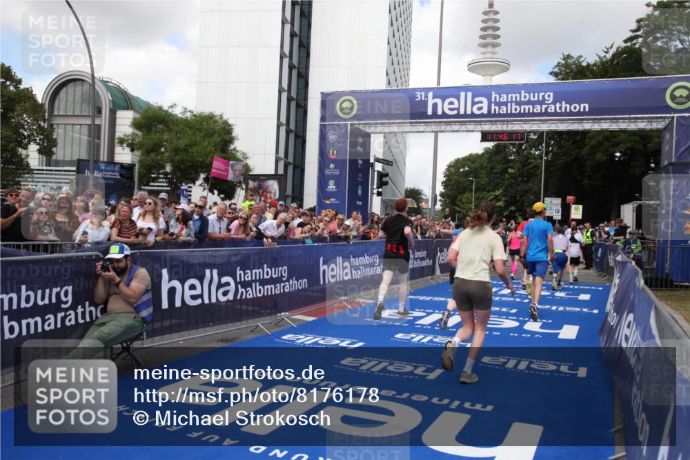 29.06.2025 - hella hamburg halbmarathon Michael Strokosch http://msf.ph/oto/8176178 29.06.2025 11:46:15 Ziel 1230, 2858, 2974, 3808, 6124, 7108, 8615, 10322, 13442, 14130, 15380, 15732, 15833, 15876, 16953, 19168 meine-sportfotos.de