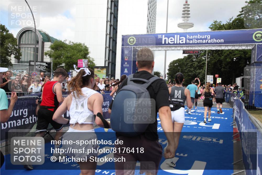 29.06.2025 - hella hamburg halbmarathon Michael Strokosch http://msf.ph/oto/8176418 29.06.2025 11:46:21 Ziel 1075, 2109, 2537, 2805, 2858, 7240, 7513, 7872, 10123, 10230, 10322, 11175, 11816, 11817, 13903, 14043, 15380, 15876, 16974 meine-sportfotos.de