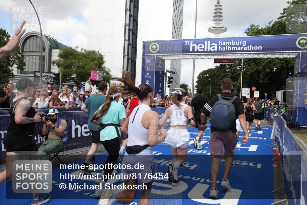 29.06.2025 - hella hamburg halbmarathon Michael Strokosch http://msf.ph/oto/8176454 29.06.2025 11:46:22 Ziel 1075, 2109, 2537, 2805, 2858, 7240, 7513, 7872, 10123, 10230, 10322, 11175, 11816, 11817, 13903, 14043, 15876, 16974, 17541, 19087 meine-sportfotos.de