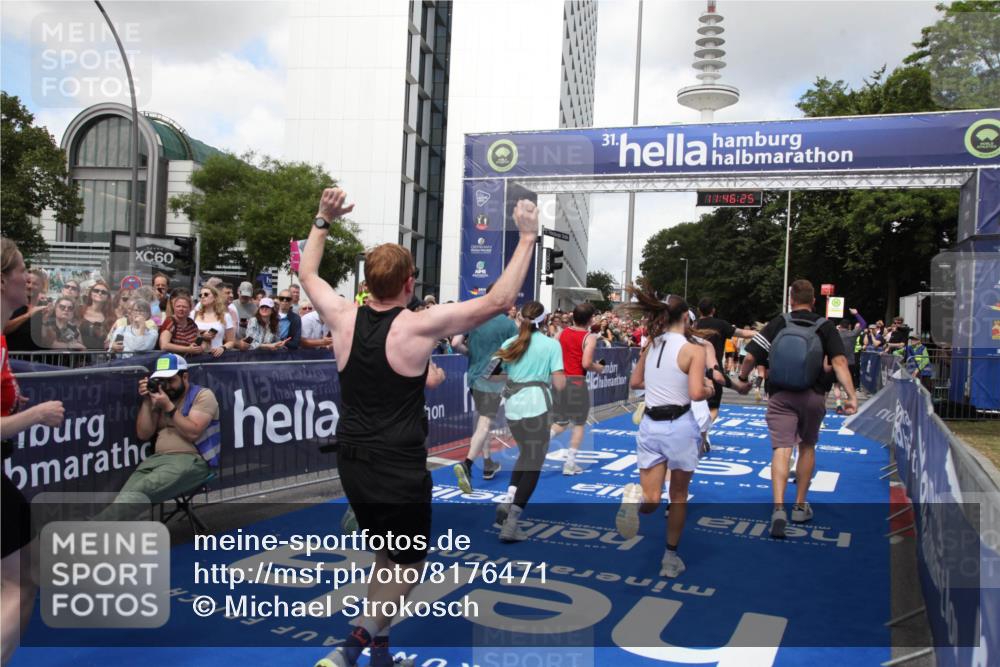 29.06.2025 - hella hamburg halbmarathon Michael Strokosch http://msf.ph/oto/8176471 29.06.2025 11:46:23 Ziel 1075, 2109, 2537, 2805, 2858, 7240, 7513, 7872, 10123, 10202, 10230, 10322, 11175, 11816, 11817, 13903, 14043, 16974, 17541, 19087 meine-sportfotos.de