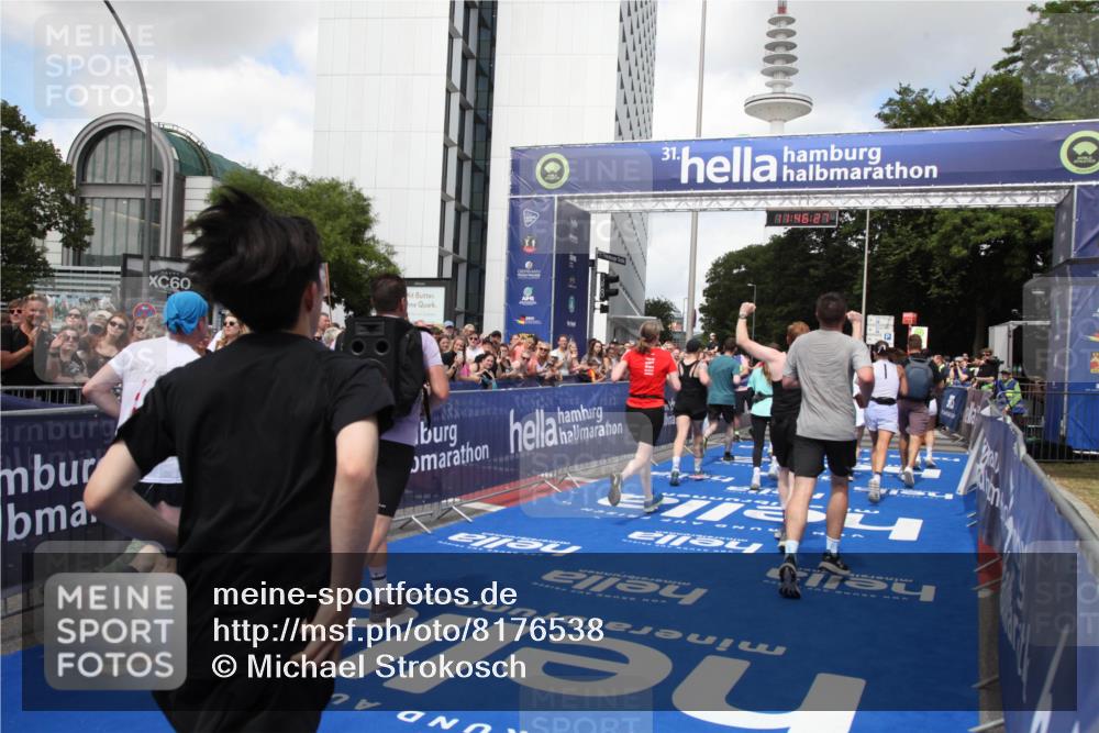 29.06.2025 - hella hamburg halbmarathon Michael Strokosch http://msf.ph/oto/8176538 29.06.2025 11:46:25 Ziel 1075, 2109, 2537, 2805, 7124, 7240, 7513, 7872, 10123, 10202, 10230, 11175, 11816, 11817, 13903, 14043, 16974, 17541, 19087 meine-sportfotos.de