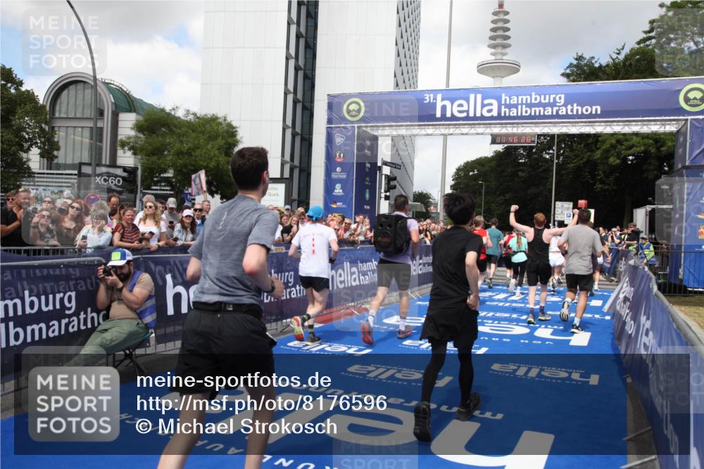 29.06.2025 - hella hamburg halbmarathon Michael Strokosch http://msf.ph/oto/8176596 29.06.2025 11:46:26 Ziel 1075, 2109, 2537, 2805, 5549, 7124, 7240, 7513, 7872, 8107, 10202, 10230, 11175, 11816, 11817, 13903, 16974, 17541, 18934, 18935, 19087 meine-sportfotos.de