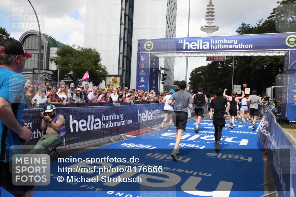 29.06.2025 - hella hamburg halbmarathon Michael Strokosch http://msf.ph/oto/8176666 29.06.2025 11:46:27 Ziel 1075, 1586, 2109, 2537, 2805, 5549, 5654, 7124, 7240, 7872, 8107, 10202, 10230, 11175, 11816, 11817, 13903, 16974, 17170, 17541, 18934, 18935, 19087 meine-sportfotos.de