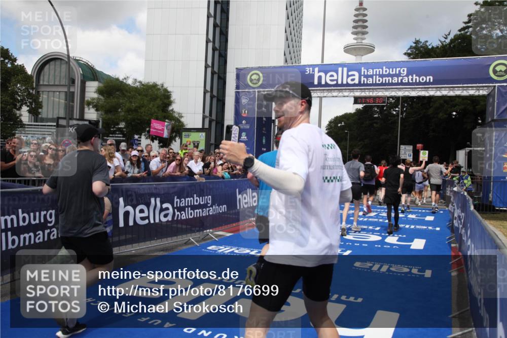 29.06.2025 - hella hamburg halbmarathon Michael Strokosch http://msf.ph/oto/8176699 29.06.2025 11:46:28 Ziel 1075, 1586, 2109, 2537, 2805, 5224, 5549, 5654, 7124, 7240, 7872, 8107, 10202, 10888, 11175, 13903, 14170, 16974, 17170, 17541, 18934, 18935, 19087 meine-sportfotos.de