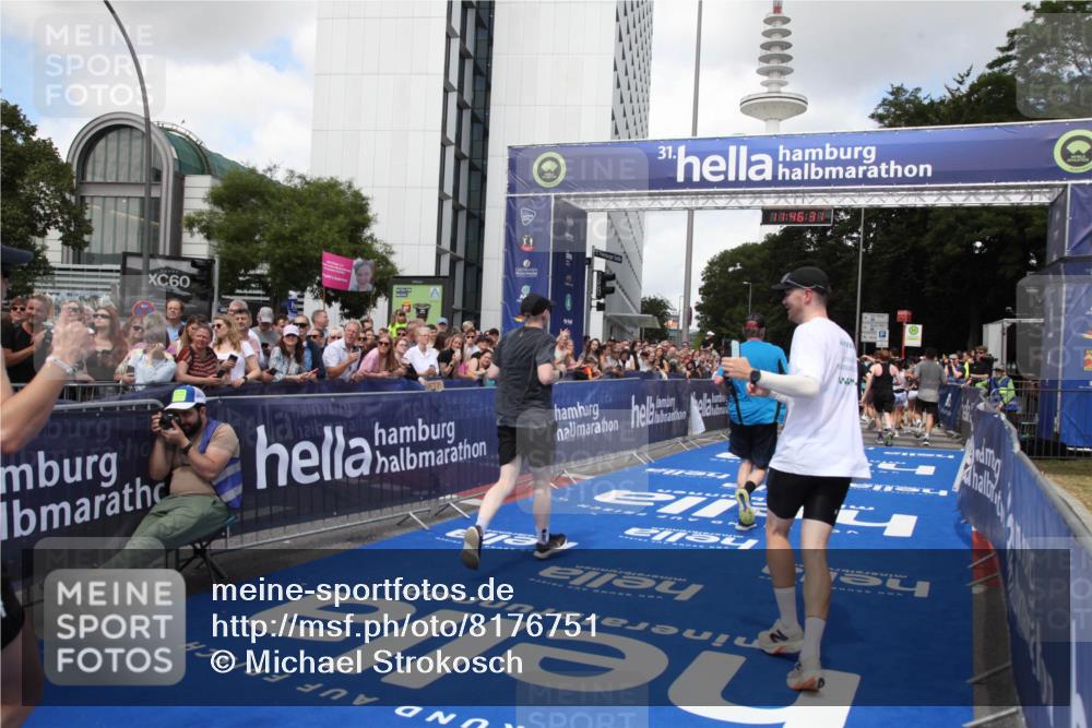 29.06.2025 - hella hamburg halbmarathon Michael Strokosch http://msf.ph/oto/8176751 29.06.2025 11:46:29 Ziel 1586, 2537, 2805, 5224, 5549, 5654, 7124, 7240, 7872, 8065, 8107, 10202, 10888, 11175, 11923, 12343, 14170, 16974, 17170, 17541, 18934, 18935, 19087 meine-sportfotos.de