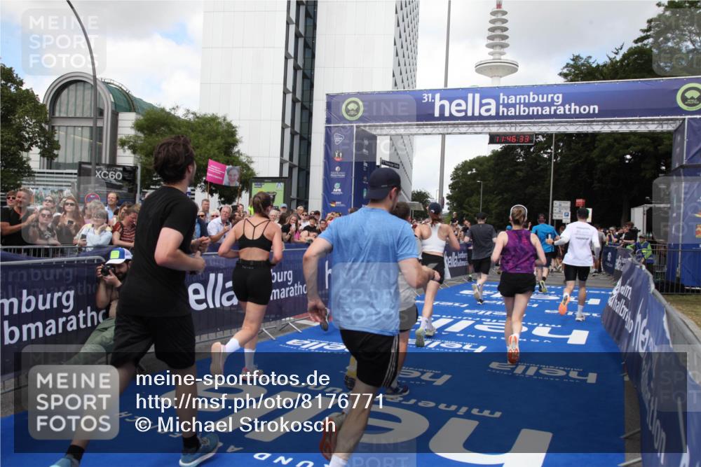 29.06.2025 - hella hamburg halbmarathon Michael Strokosch http://msf.ph/oto/8176771 29.06.2025 11:46:31 Ziel 1586, 5224, 5549, 5654, 7124, 8065, 8107, 10202, 10888, 11923, 12343, 14170, 17139, 17170, 17541, 18332, 18934, 18935, 19087 meine-sportfotos.de