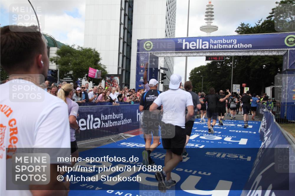 29.06.2025 - hella hamburg halbmarathon Michael Strokosch http://msf.ph/oto/8176888 29.06.2025 11:46:35 Ziel 1478, 1586, 2313, 2792, 4092, 5224, 5240, 5549, 5654, 8065, 8107, 10888, 11923, 12343, 14170, 14181, 14473, 17139, 17170, 17868, 18332, 18588, 18934, 18935, 18946, 19062 meine-sportfotos.de