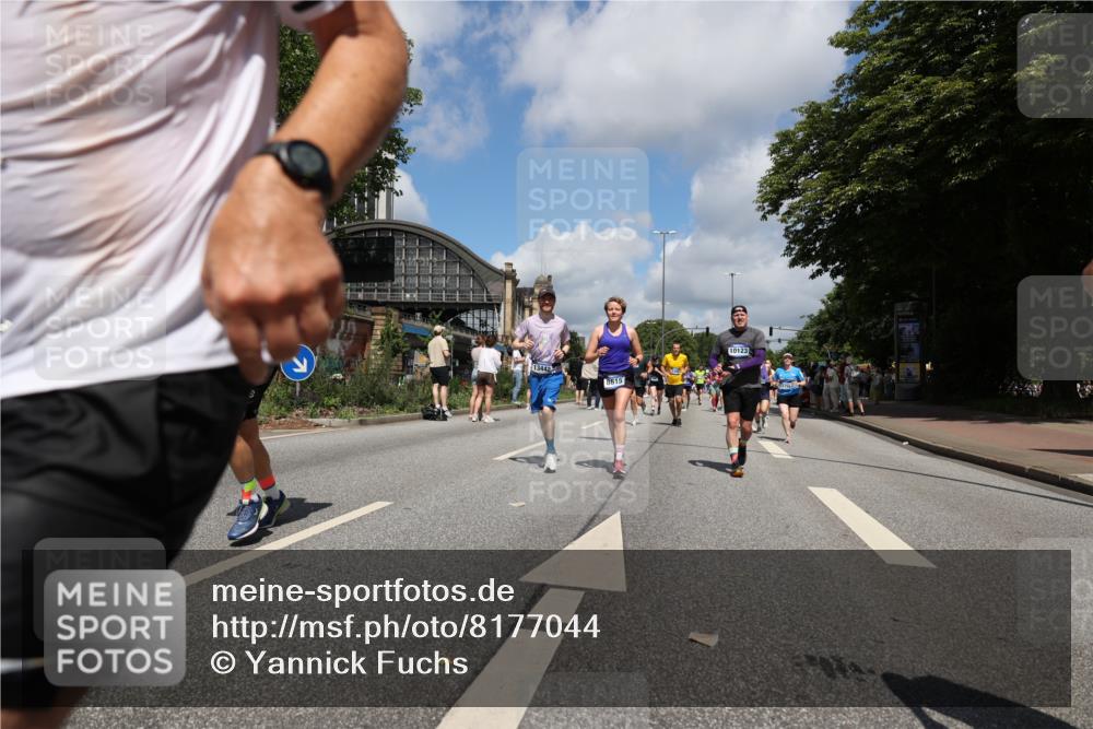 29.06.2025 - hella hamburg halbmarathon Yannick Fuchs http://msf.ph/oto/8177044 29.06.2025 11:38:29 20KM 1008, 1010, 1578, 1879, 2069, 2113, 2552, 3242, 3293, 4412, 4483, 4627, 4700, 4972, 5001, 5240, 5300, 5355, 5370, 5875, 6200, 6259, 6917, 7205, 7206, 7350, 7566, 7777, 7844, 8615, 10001, 10123, 10322, 10617, 10940, 11801, 11831, 11982, 12010, 12254, 12444, 12969, 13442, 13902, 14130, 14163, 14405, 14776, 14856, 15380, 15588, 15715, 15732, 15755, 15762, 15953, 16360, 16545, 16955, 17116, 17355, 17547, 17936, 17943, 18353, 18950 meine-sportfotos.de