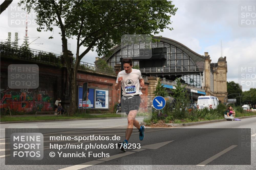 29.06.2025 - hella hamburg halbmarathon Yannick Fuchs http://msf.ph/oto/8178293 29.06.2025 10:28:17 20KM 1053, 1910, 1959, 2746, 2836, 4246, 4602, 5193, 6473, 7723, 8956, 14167, 14289, 14466, 14784, 14975, 15268, 15326, 15887, 16755, 16881, 16931, 17175, 17802, 18455, 18687, 18731, 18854 meine-sportfotos.de