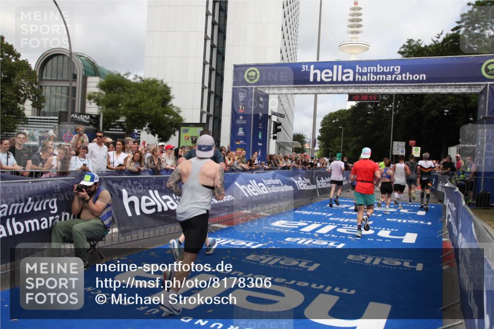 29.06.2025 - hella hamburg halbmarathon Michael Strokosch http://msf.ph/oto/8178306 29.06.2025 10:38:54 Ziel 2296, 2719, 2980, 3783, 8958, 9264, 9540, 10218, 11055, 13755, 13800, 14093, 15257, 15372, 17722 meine-sportfotos.de