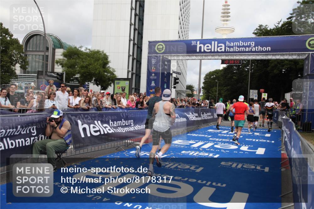 29.06.2025 - hella hamburg halbmarathon Michael Strokosch http://msf.ph/oto/8178317 29.06.2025 10:38:54 Ziel 2296, 2719, 2980, 3783, 8958, 9264, 9540, 10218, 11055, 13755, 13800, 14093, 15257, 15372, 17722 meine-sportfotos.de