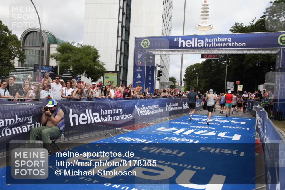 29.06.2025 - hella hamburg halbmarathon Michael Strokosch http://msf.ph/oto/8178365 29.06.2025 10:38:56 Ziel 2980, 3783, 8958, 9264, 9540, 10218, 11055, 13137, 13755, 14093, 15257, 17722 meine-sportfotos.de