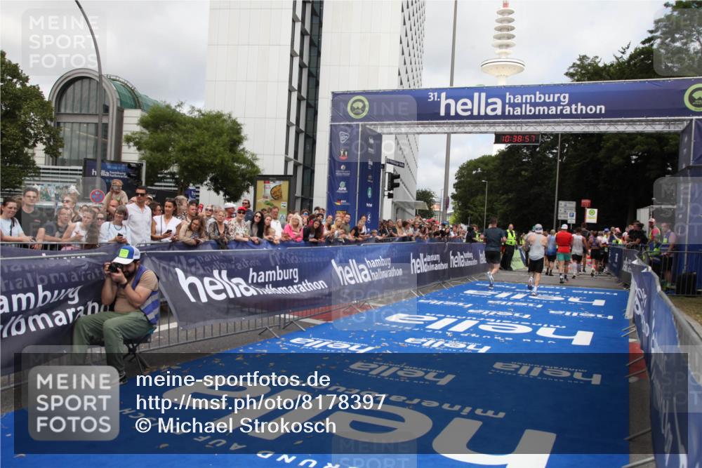 29.06.2025 - hella hamburg halbmarathon Michael Strokosch http://msf.ph/oto/8178397 29.06.2025 10:38:56 Ziel 2980, 3783, 8958, 9264, 9540, 10218, 11055, 13137, 13755, 14093, 15257, 17722 meine-sportfotos.de