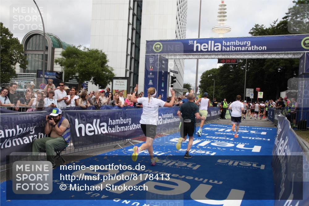29.06.2025 - hella hamburg halbmarathon Michael Strokosch http://msf.ph/oto/8178413 29.06.2025 10:38:59 Ziel 2980, 3136, 3783, 8958, 13137, 15257, 15561, 15873, 17722 meine-sportfotos.de