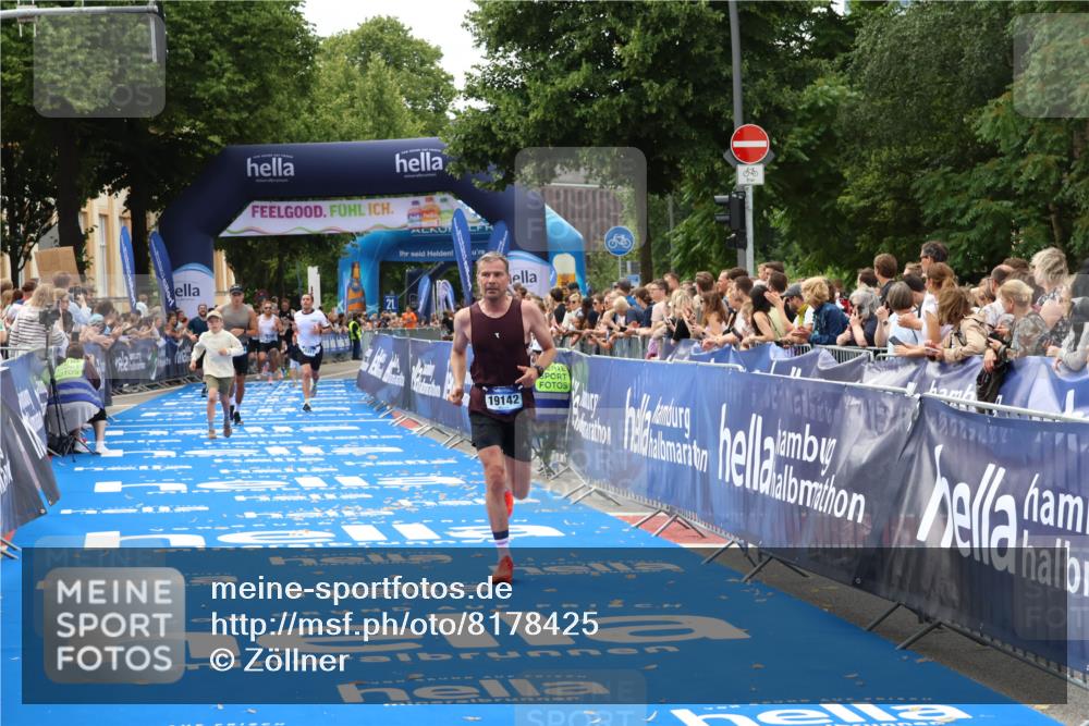 29.06.2025 - hella hamburg halbmarathon Zöllner http://msf.ph/oto/8178425 29.06.2025 10:29:04 Ziel 10351, 18874, 19142 meine-sportfotos.de