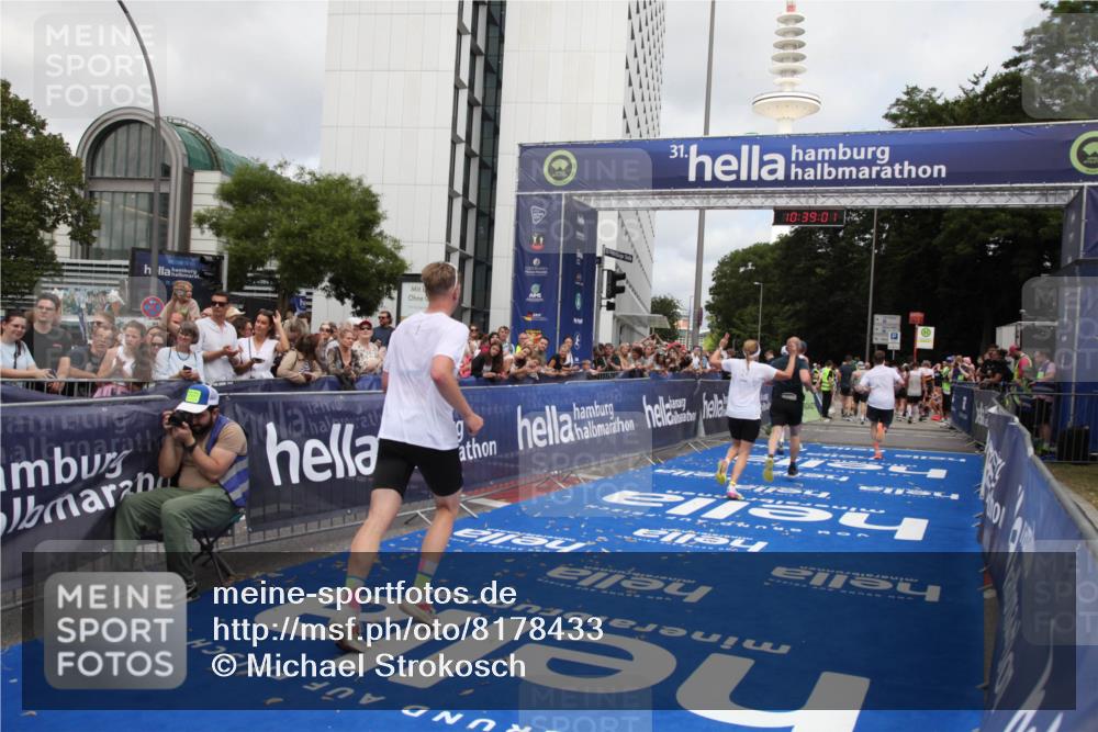 29.06.2025 - hella hamburg halbmarathon Michael Strokosch http://msf.ph/oto/8178433 29.06.2025 10:39:00 Ziel 2980, 3136, 3783, 6682, 8958, 11447, 13137, 15257, 15561, 15873, 17722 meine-sportfotos.de