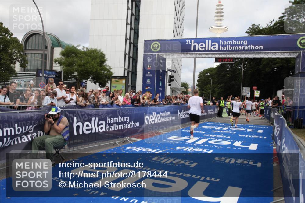 29.06.2025 - hella hamburg halbmarathon Michael Strokosch http://msf.ph/oto/8178444 29.06.2025 10:39:02 Ziel 1164, 2980, 3136, 3783, 4359, 6682, 8958, 11447, 13137, 15257, 15561, 15873, 17722, 18734, 19151 meine-sportfotos.de