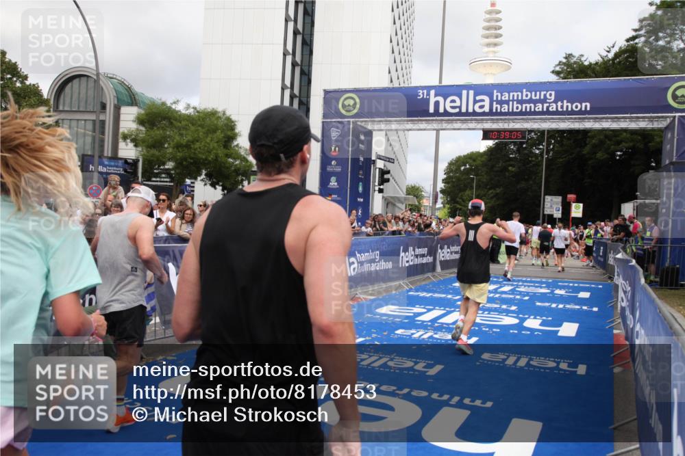 29.06.2025 - hella hamburg halbmarathon Michael Strokosch http://msf.ph/oto/8178453 29.06.2025 10:39:03 Ziel 1164, 1803, 2262, 2980, 3136, 4359, 6682, 8958, 11447, 13137, 15561, 15873, 18734, 19151 meine-sportfotos.de