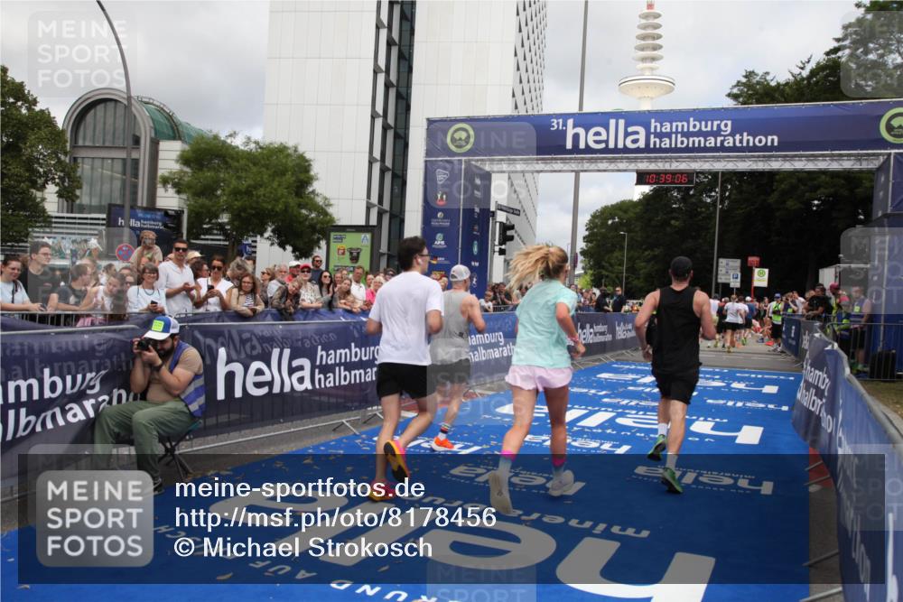 29.06.2025 - hella hamburg halbmarathon Michael Strokosch http://msf.ph/oto/8178456 29.06.2025 10:39:04 Ziel 1164, 1803, 2262, 3136, 4359, 6682, 11447, 13137, 15561, 15873, 18734, 19151 meine-sportfotos.de