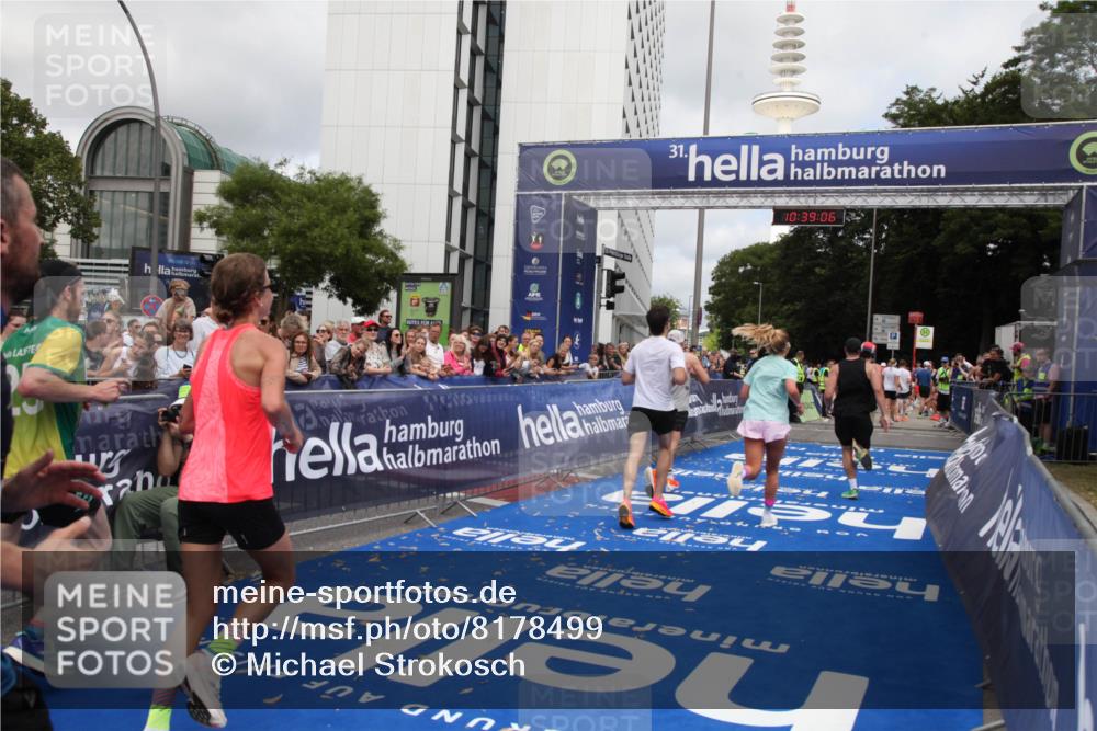 29.06.2025 - hella hamburg halbmarathon Michael Strokosch http://msf.ph/oto/8178499 29.06.2025 10:39:05 Ziel 1164, 1803, 2262, 3136, 4359, 6682, 11447, 13137, 15561, 15873, 16820, 18734, 19151 meine-sportfotos.de