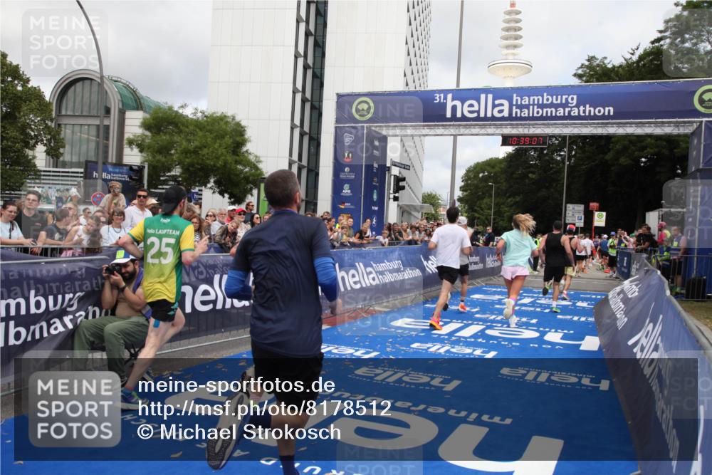 29.06.2025 - hella hamburg halbmarathon Michael Strokosch http://msf.ph/oto/8178512 29.06.2025 10:39:06 Ziel 1164, 1803, 2262, 3136, 4359, 6682, 6686, 6687, 11447, 11619, 15561, 15873, 16820, 18734, 19151 meine-sportfotos.de