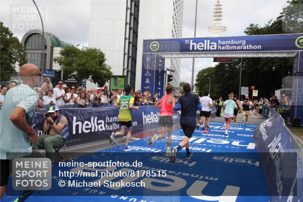 29.06.2025 - hella hamburg halbmarathon Michael Strokosch http://msf.ph/oto/8178515 29.06.2025 10:39:06 Ziel 1164, 1803, 2262, 3136, 4359, 6682, 6686, 6687, 11447, 11619, 15561, 15873, 16820, 18734, 19151 meine-sportfotos.de