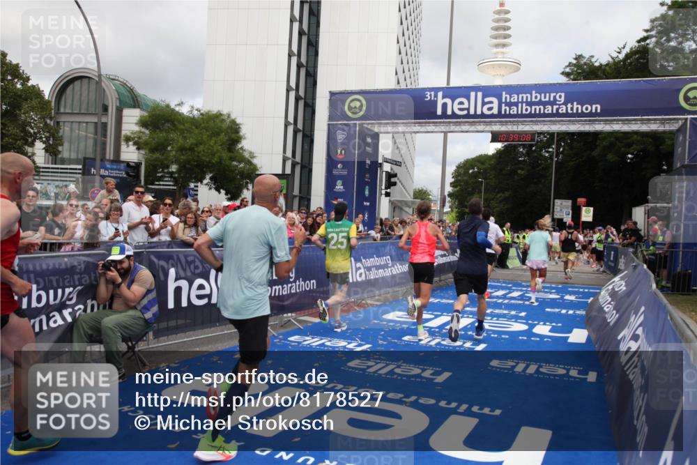 29.06.2025 - hella hamburg halbmarathon Michael Strokosch http://msf.ph/oto/8178527 29.06.2025 10:39:06 Ziel 1164, 1803, 2262, 3136, 4359, 6682, 6686, 6687, 11447, 11619, 15561, 15873, 16820, 18734, 19151 meine-sportfotos.de