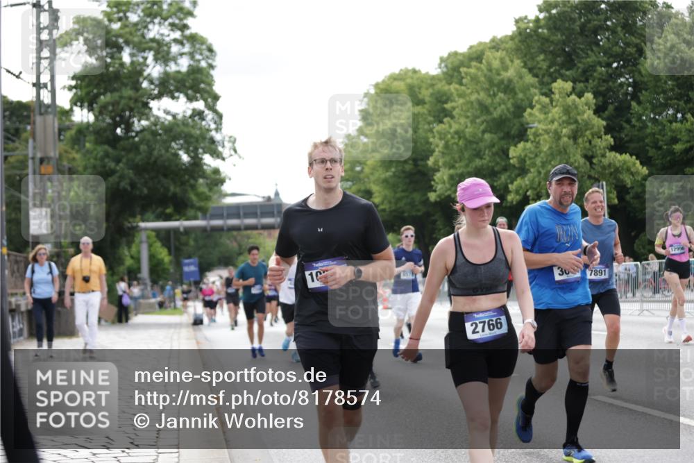29.06.2025 - hella hamburg halbmarathon Jannik Wohlers http://msf.ph/oto/8178574 29.06.2025 10:22:36 Lombardsbrücke 1029, 1853, 3029, 3034, 4190, 4266, 5629, 6578, 6784, 6785, 6849, 7266, 7891, 9133, 9913, 10205, 12025, 12190, 12265, 13560, 13921, 14041, 14525, 15469, 16565, 16566, 16618, 16801, 16863, 17657 meine-sportfotos.de