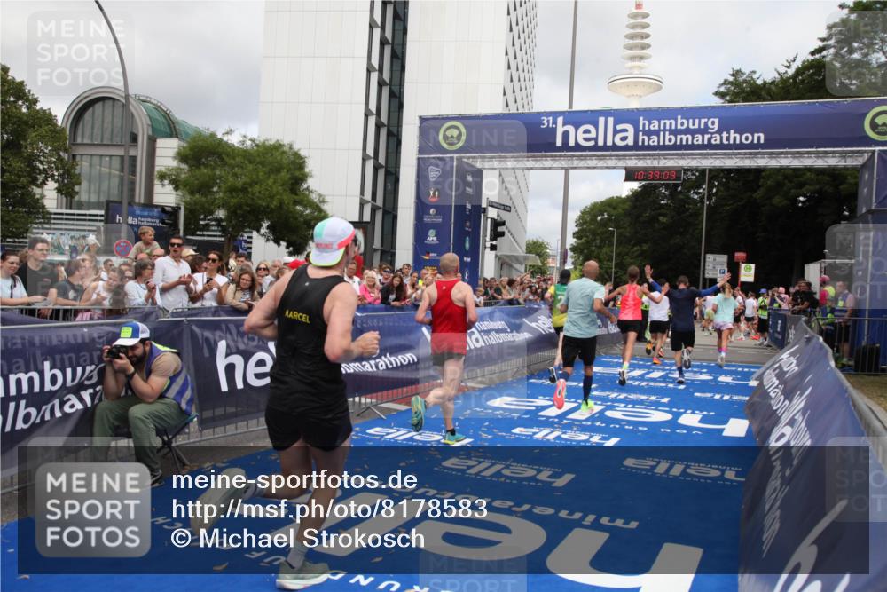 29.06.2025 - hella hamburg halbmarathon Michael Strokosch http://msf.ph/oto/8178583 29.06.2025 10:39:08 Ziel 1164, 1445, 1803, 2262, 4359, 4759, 6682, 6686, 6687, 11447, 11619, 12137, 15561, 15873, 16820, 18734, 19151 meine-sportfotos.de