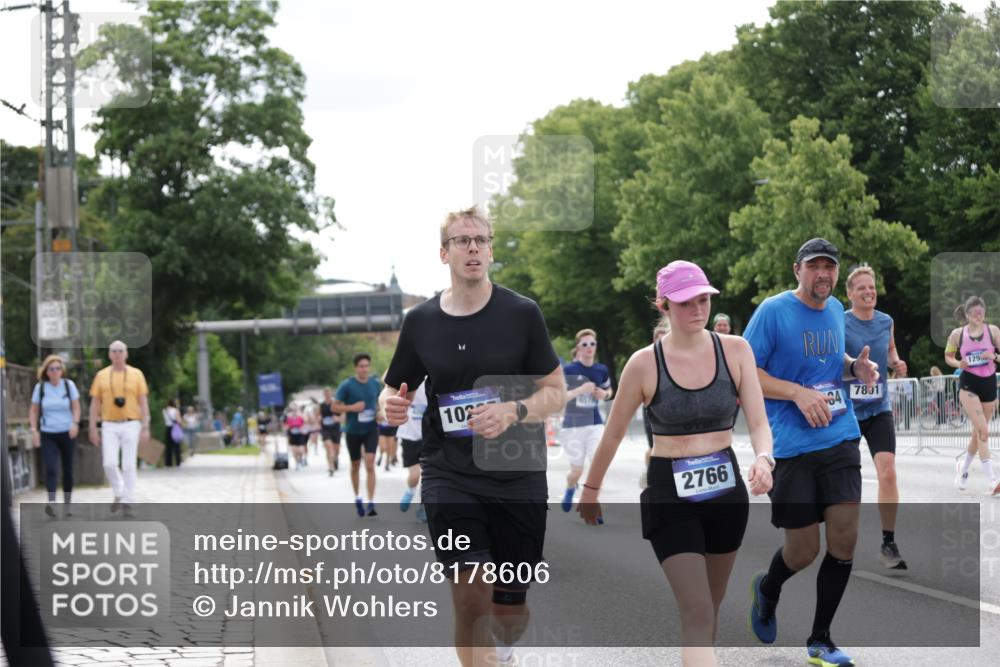 29.06.2025 - hella hamburg halbmarathon Jannik Wohlers http://msf.ph/oto/8178606 29.06.2025 10:22:36 Lombardsbrücke 1029, 1853, 3029, 3034, 4190, 4266, 5629, 6578, 6784, 6785, 6849, 7266, 7891, 9133, 9913, 10205, 12025, 12190, 12265, 13560, 13921, 14041, 14525, 15469, 16565, 16566, 16618, 16801, 16863, 17657 meine-sportfotos.de