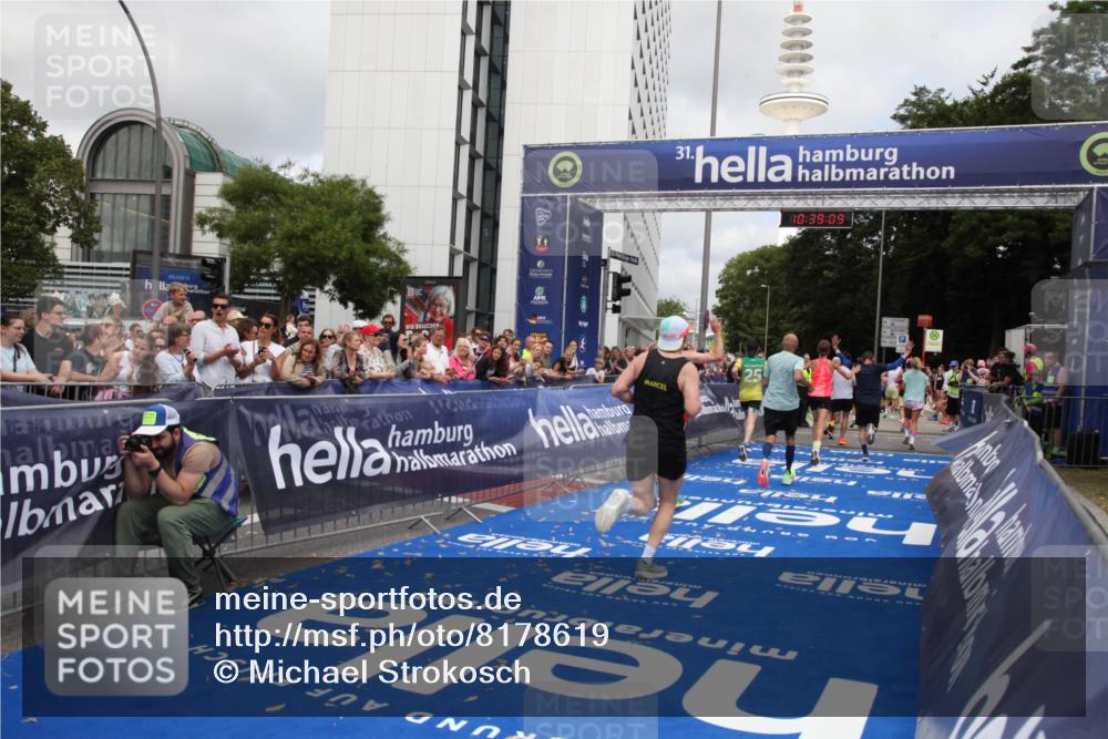 29.06.2025 - hella hamburg halbmarathon Michael Strokosch http://msf.ph/oto/8178619 29.06.2025 10:39:08 Ziel 1164, 1445, 1803, 2262, 4359, 4759, 6682, 6686, 6687, 11447, 11619, 12137, 15561, 15873, 16820, 18734, 19151 meine-sportfotos.de