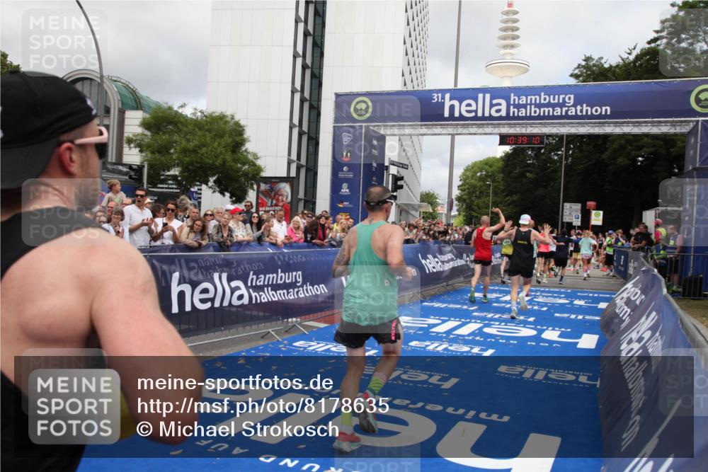 29.06.2025 - hella hamburg halbmarathon Michael Strokosch http://msf.ph/oto/8178635 29.06.2025 10:39:09 Ziel 1164, 1445, 1803, 2262, 4359, 4759, 6682, 6686, 6687, 11447, 11619, 12137, 15556, 16656, 16820, 18734, 19151 meine-sportfotos.de