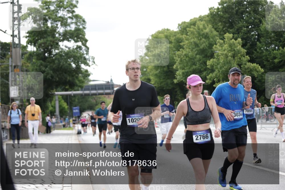 29.06.2025 - hella hamburg halbmarathon Jannik Wohlers http://msf.ph/oto/8178636 29.06.2025 10:22:36 Lombardsbrücke 1029, 1853, 3029, 3034, 4190, 4266, 5629, 6578, 6784, 6785, 6849, 7266, 7891, 9133, 9913, 10205, 12025, 12190, 12265, 13560, 13921, 14041, 14525, 15469, 16565, 16566, 16618, 16801, 16863, 17657 meine-sportfotos.de