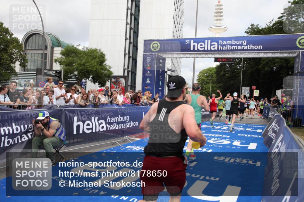 29.06.2025 - hella hamburg halbmarathon Michael Strokosch http://msf.ph/oto/8178650 29.06.2025 10:39:10 Ziel 1164, 1445, 1803, 2262, 4359, 4759, 6686, 6687, 11619, 12137, 15556, 16656, 16820, 18547, 18734, 19151 meine-sportfotos.de