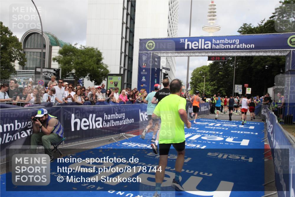 29.06.2025 - hella hamburg halbmarathon Michael Strokosch http://msf.ph/oto/8178744 29.06.2025 10:39:14 Ziel 1445, 3282, 4759, 6686, 6687, 11305, 11619, 12137, 13729, 14311, 15556, 16656, 16820, 17668, 18149, 18547 meine-sportfotos.de