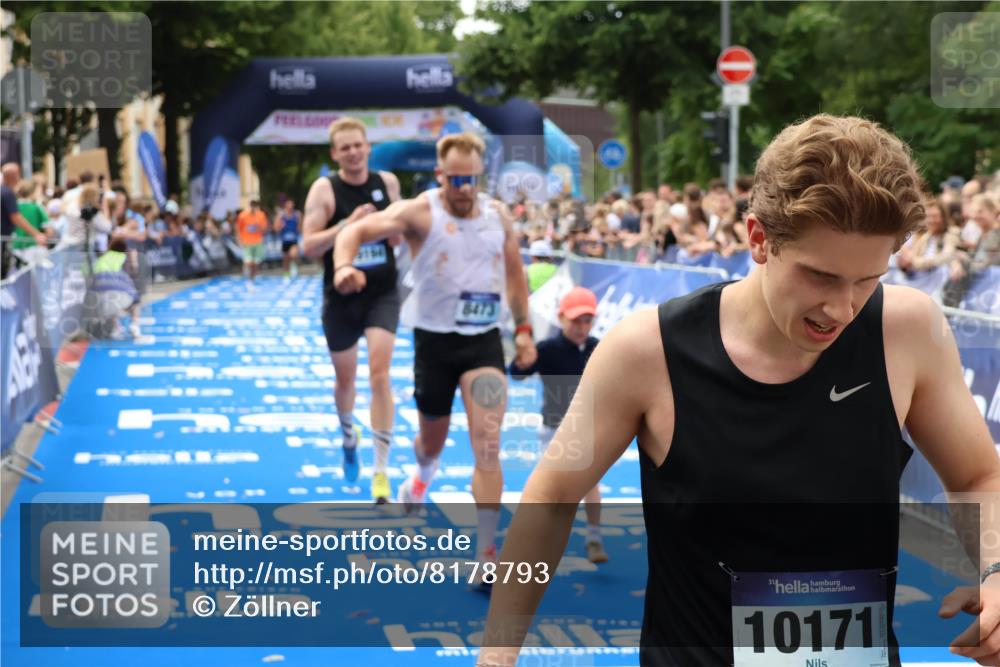 29.06.2025 - hella hamburg halbmarathon Zöllner http://msf.ph/oto/8178793 29.06.2025 10:29:16 Ziel 3043, 8473, 12337, 14395, 19194 meine-sportfotos.de
