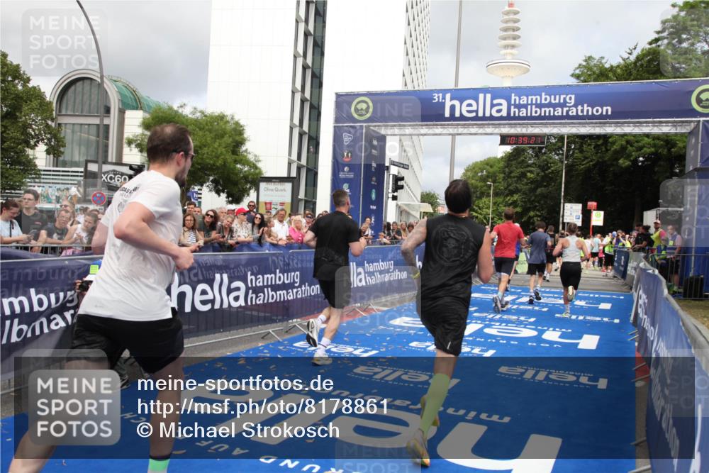 29.06.2025 - hella hamburg halbmarathon Michael Strokosch http://msf.ph/oto/8178861 29.06.2025 10:39:20 Ziel 2044, 3282, 4565, 5752, 6037, 8319, 8925, 11305, 12046, 13479, 13729, 14311, 17646, 17668, 18149 meine-sportfotos.de