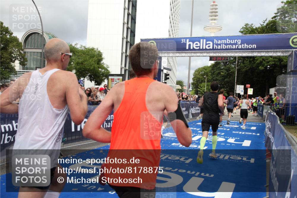 29.06.2025 - hella hamburg halbmarathon Michael Strokosch http://msf.ph/oto/8178875 29.06.2025 10:39:20 Ziel 2044, 3282, 4565, 5752, 6037, 8319, 8925, 11305, 12046, 13479, 13729, 14311, 17646, 17668, 18149 meine-sportfotos.de