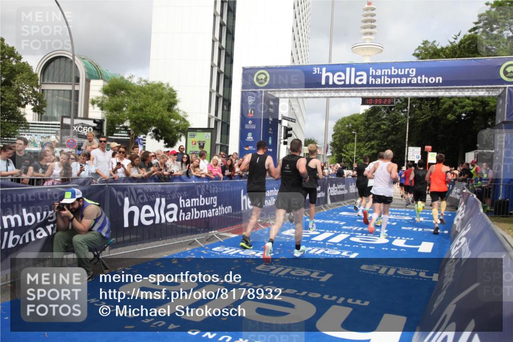 29.06.2025 - hella hamburg halbmarathon Michael Strokosch http://msf.ph/oto/8178932 29.06.2025 10:39:22 Ziel 2044, 4565, 5752, 6037, 8319, 8925, 11305, 12046, 13479, 13729, 14311, 14359, 15866, 17646, 17668 meine-sportfotos.de